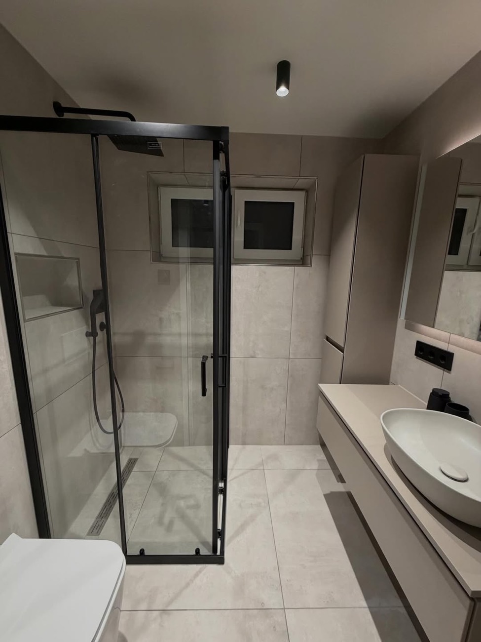 Modernes Komplettbad mit Glasdusche und Aufsatzwaschbecken