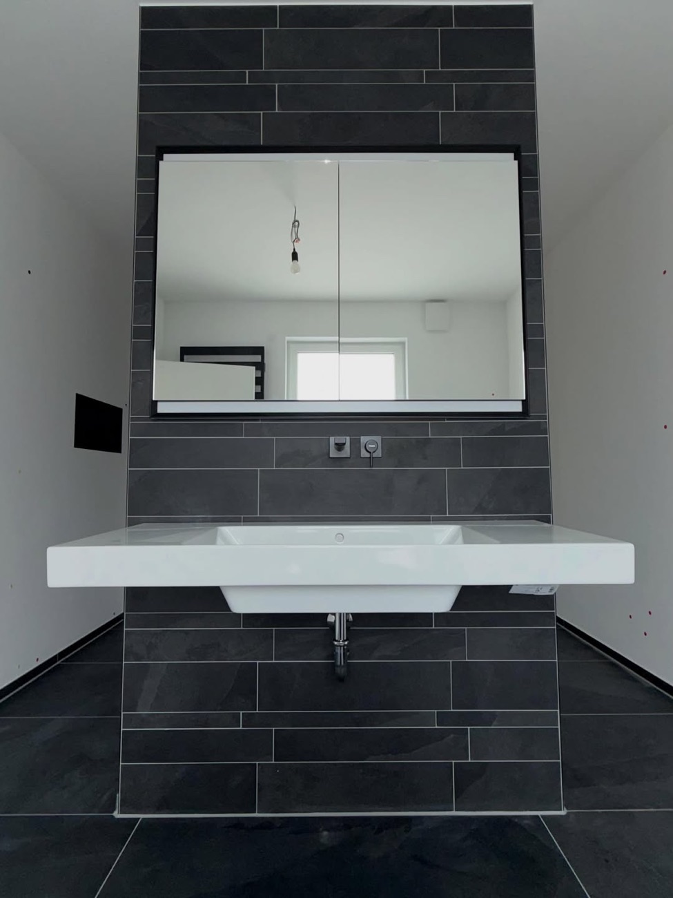 Design-Bad mit Anthrazit-Schieferwand und großem Waschtisch