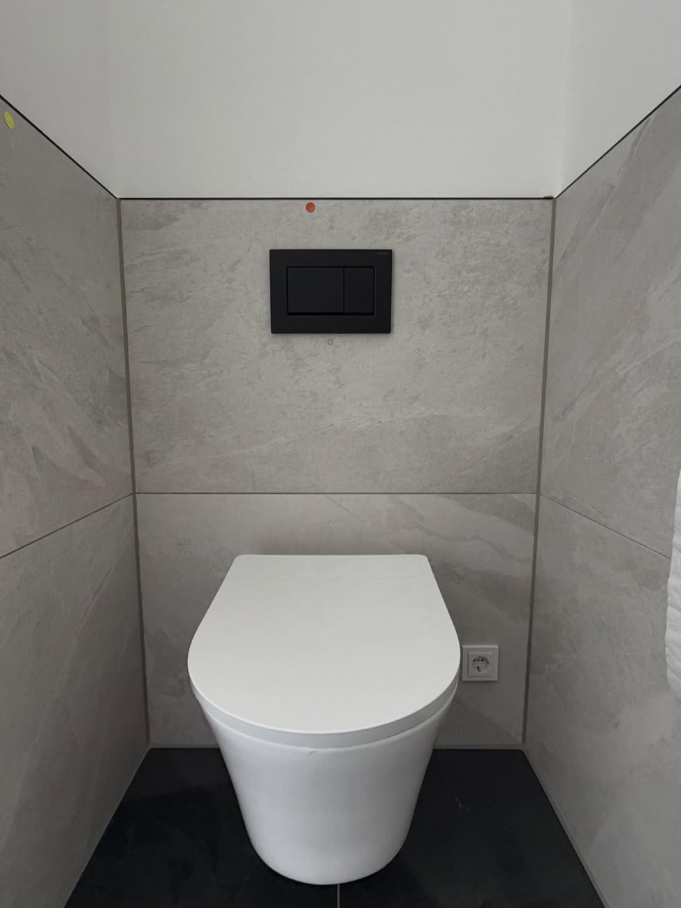 Modernes Gäste-WC mit Wand-WC und Marmoroptik