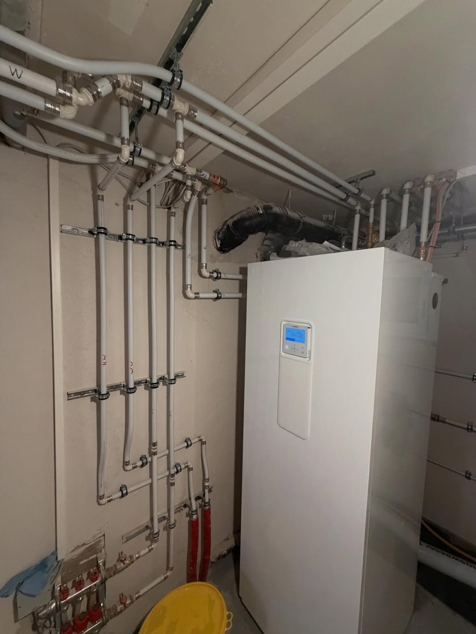 Moderne Wärmepumpe mit Pufferspeicher im Technikraum