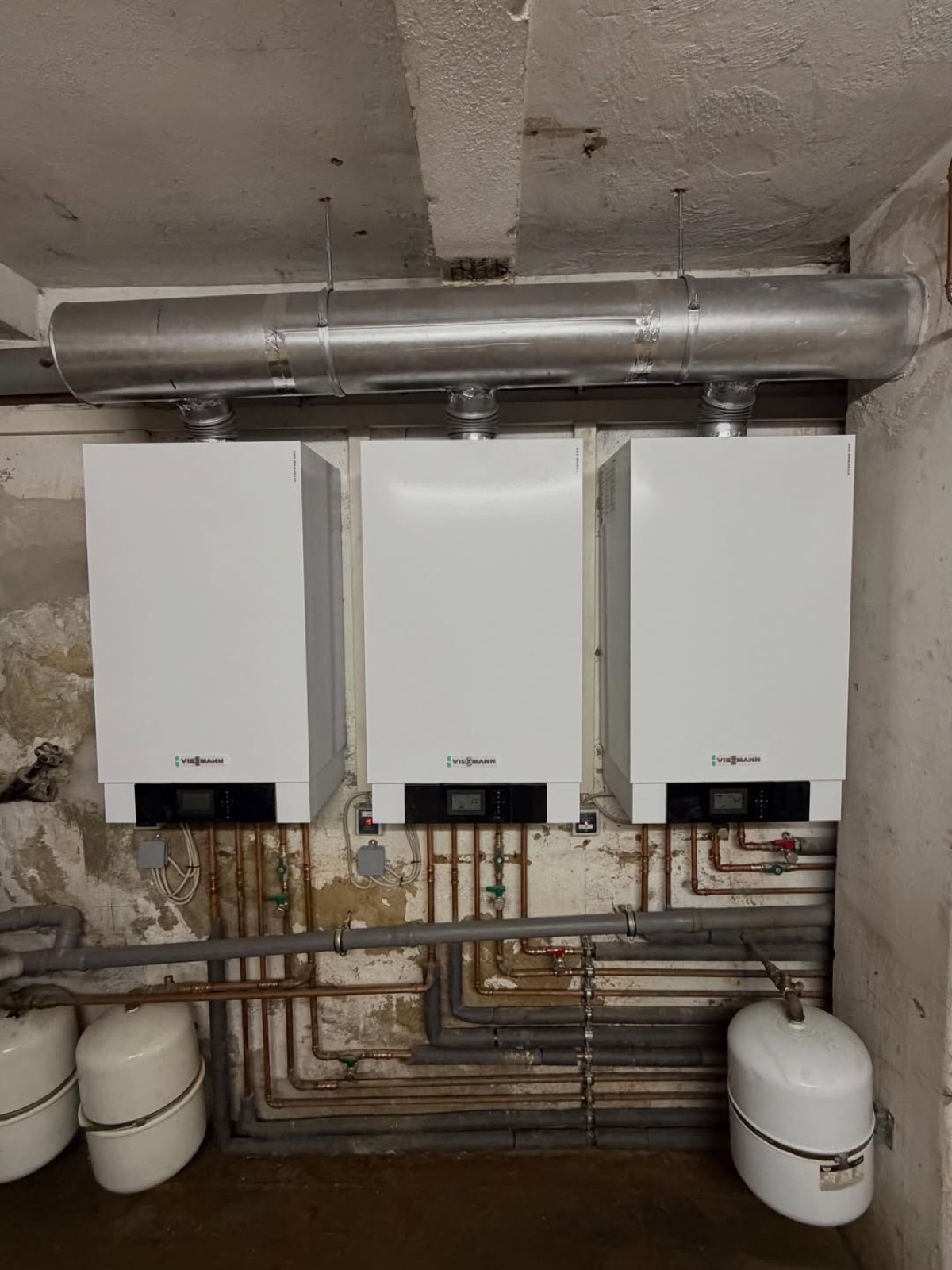 Drei moderne Viessmann-Brennwertthermen mit sauber verlegten Kupferleitungen