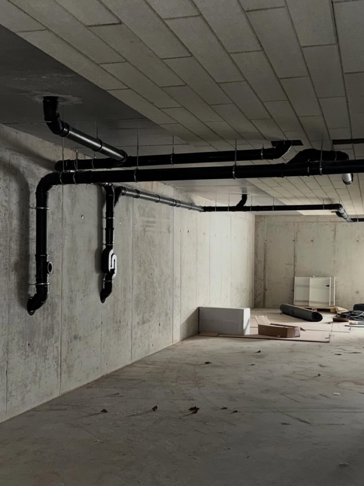 Fachgerecht verlegte Abwasserleitungen im Neubau