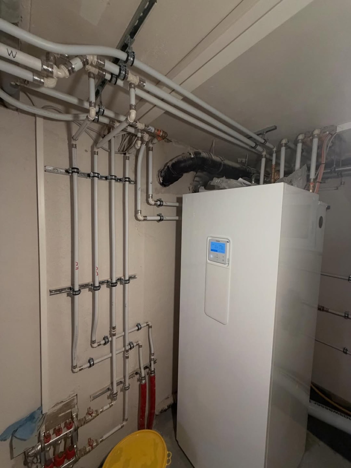 Moderne Wärmepumpe mit Pufferspeicher im Technikraum